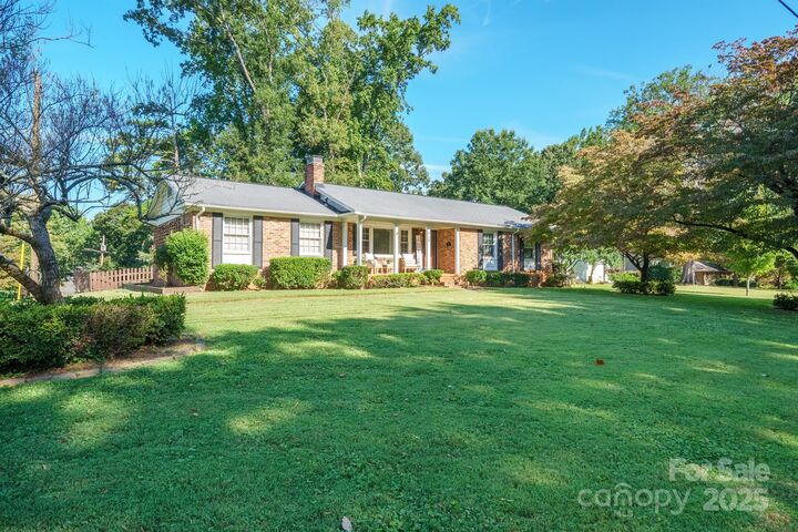 Property Photo:  5748 Farmbrook Drive  NC 28210 