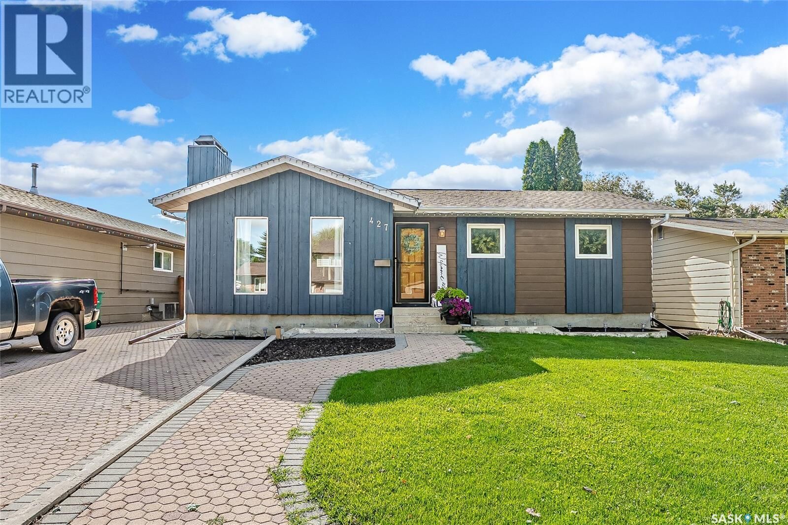 Property Photo:  427 Smith Crescent  SK S7M 5A8 