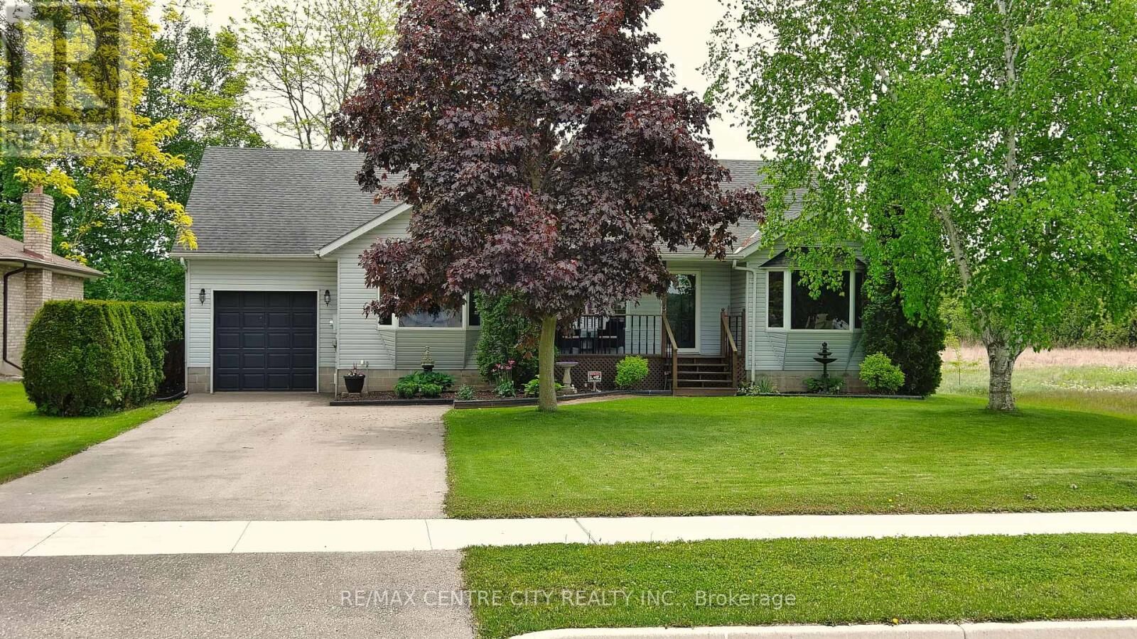 Property Photo:  212 Queen Street  ON N0L 2C0 