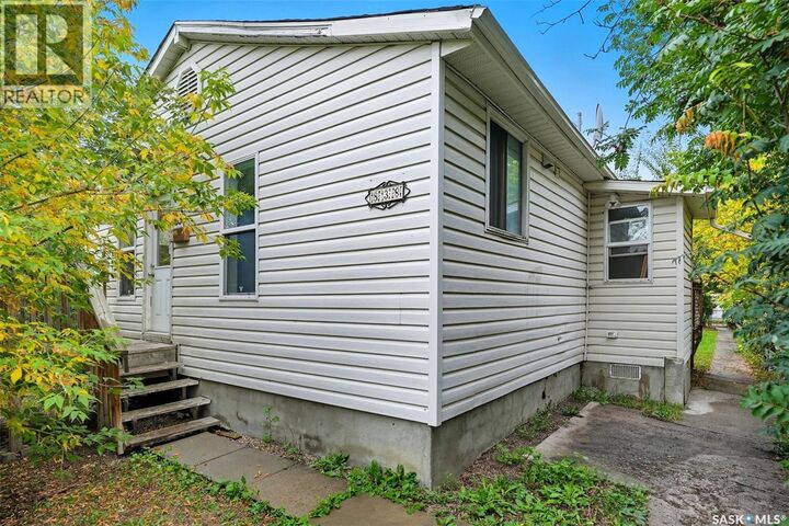 Property Photo:  838 K Avenue N  SK S7L 2N1 