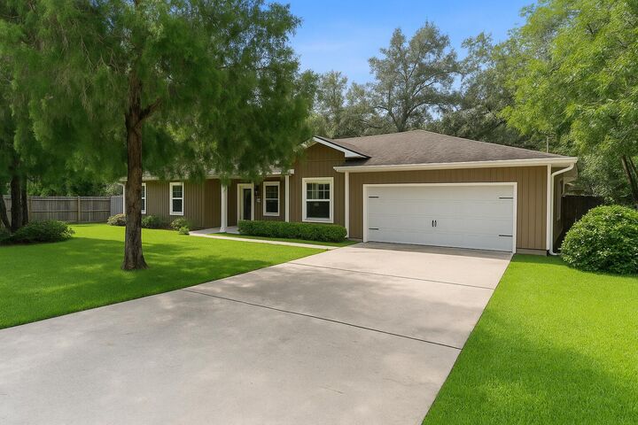 Property Photo:  606 Lee Street  FL 32547 