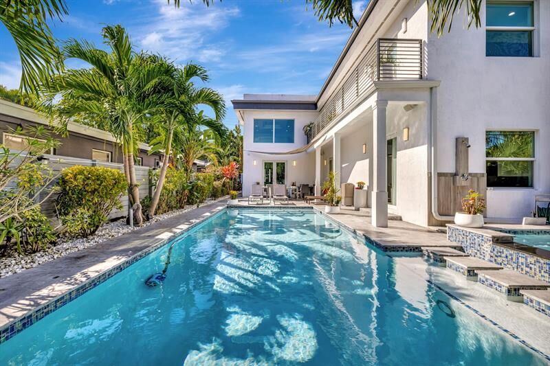 Property Photo:  2502 NE 6th Ave  FL 33305 