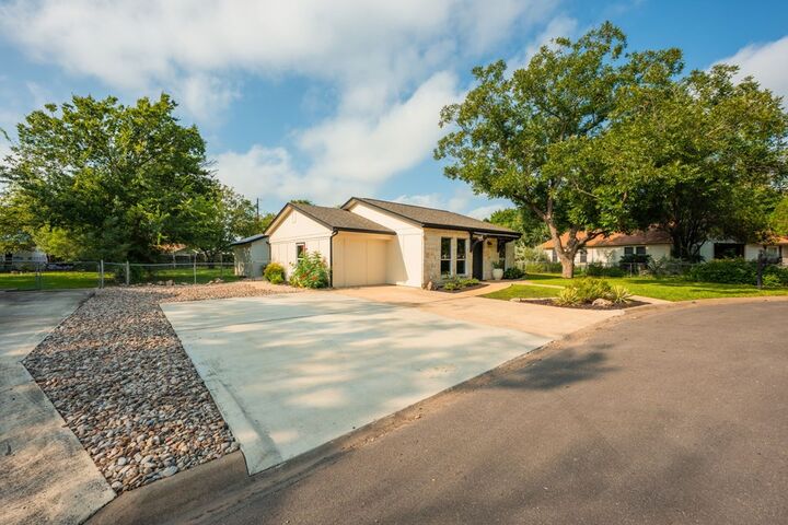 Property Photo:  511 Rees St  TX 78028 