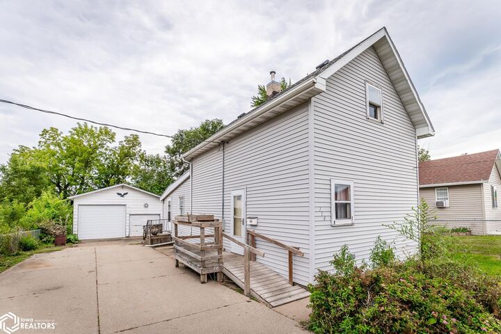 714 W Madison Street  Marshalltown IA 50158 photo