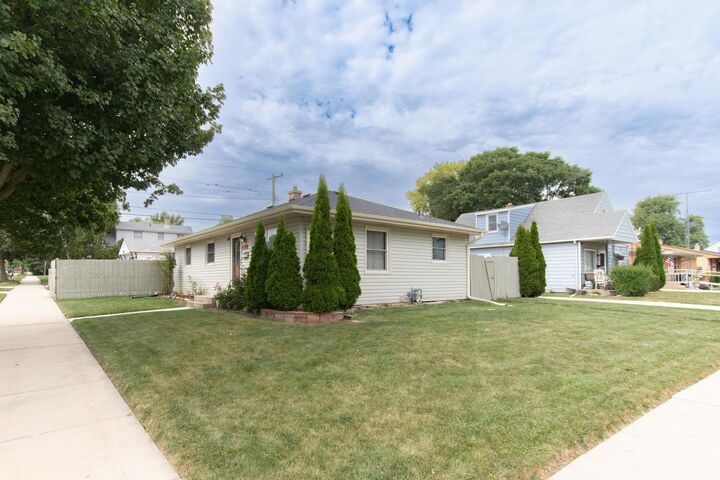 Property Photo: 2400 Romayne Ave WI 53404