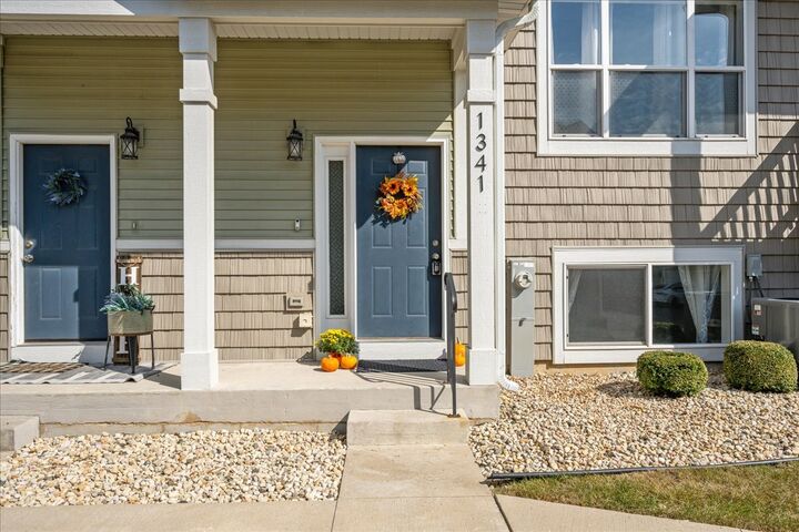 Property Photo:  1341 Carolyn Court  IL 60560 