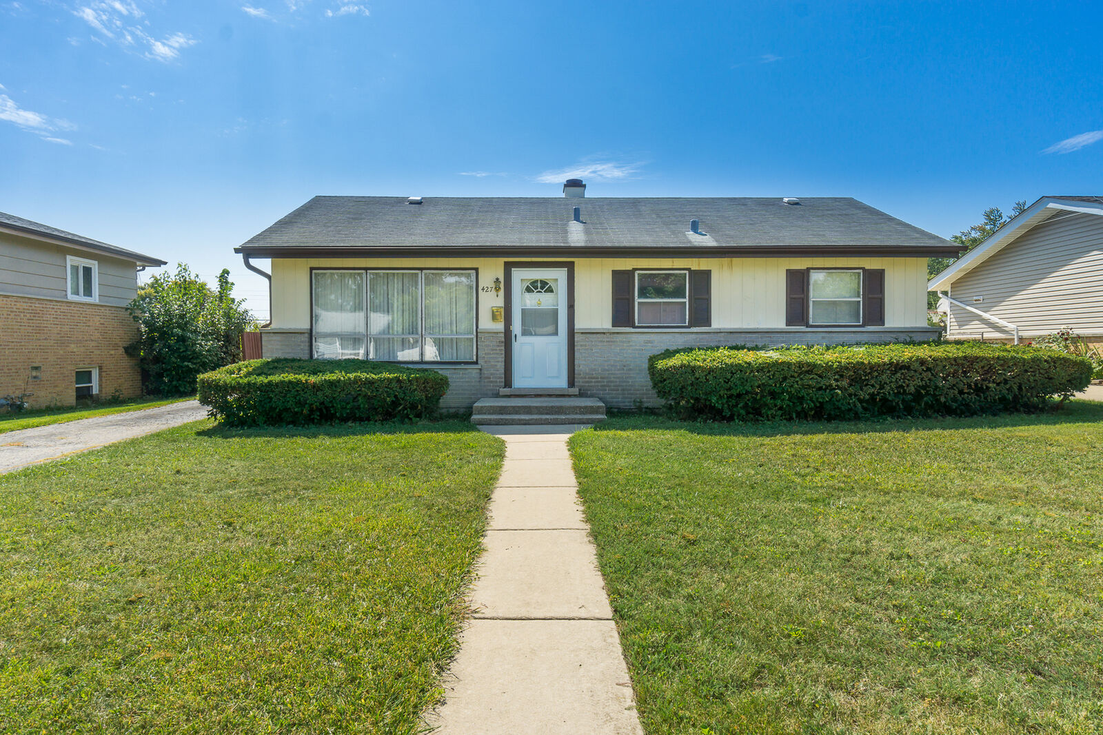 Property Photo: 427 W Moreland Avenue IL 60101