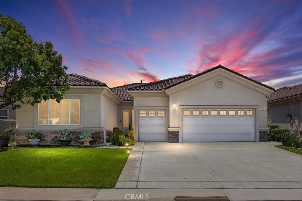 Property Photo:  967 Hidden Oaks  CA 92223 
