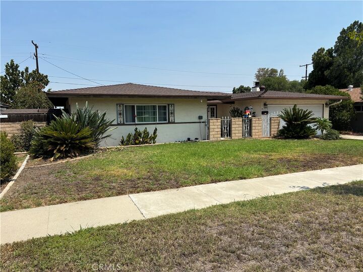 Property Photo:  389 E Rancho Road  CA 92879 