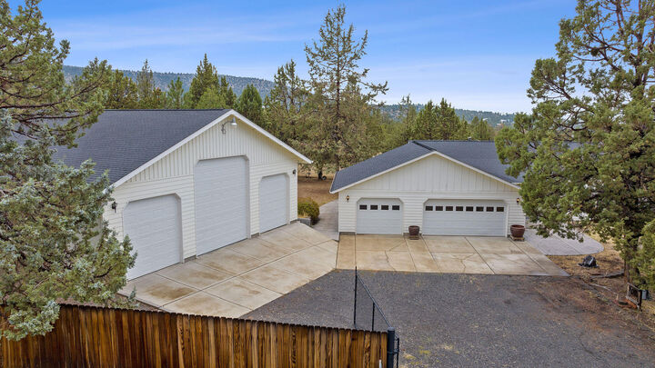 Property Photo:  6851 SE David Way  OR 97754 