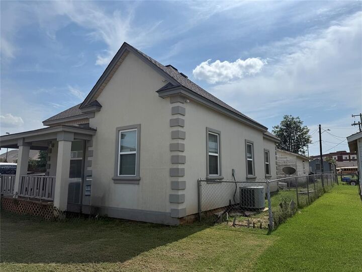 Property Photo:  407 W Wade Street  OK 73036 