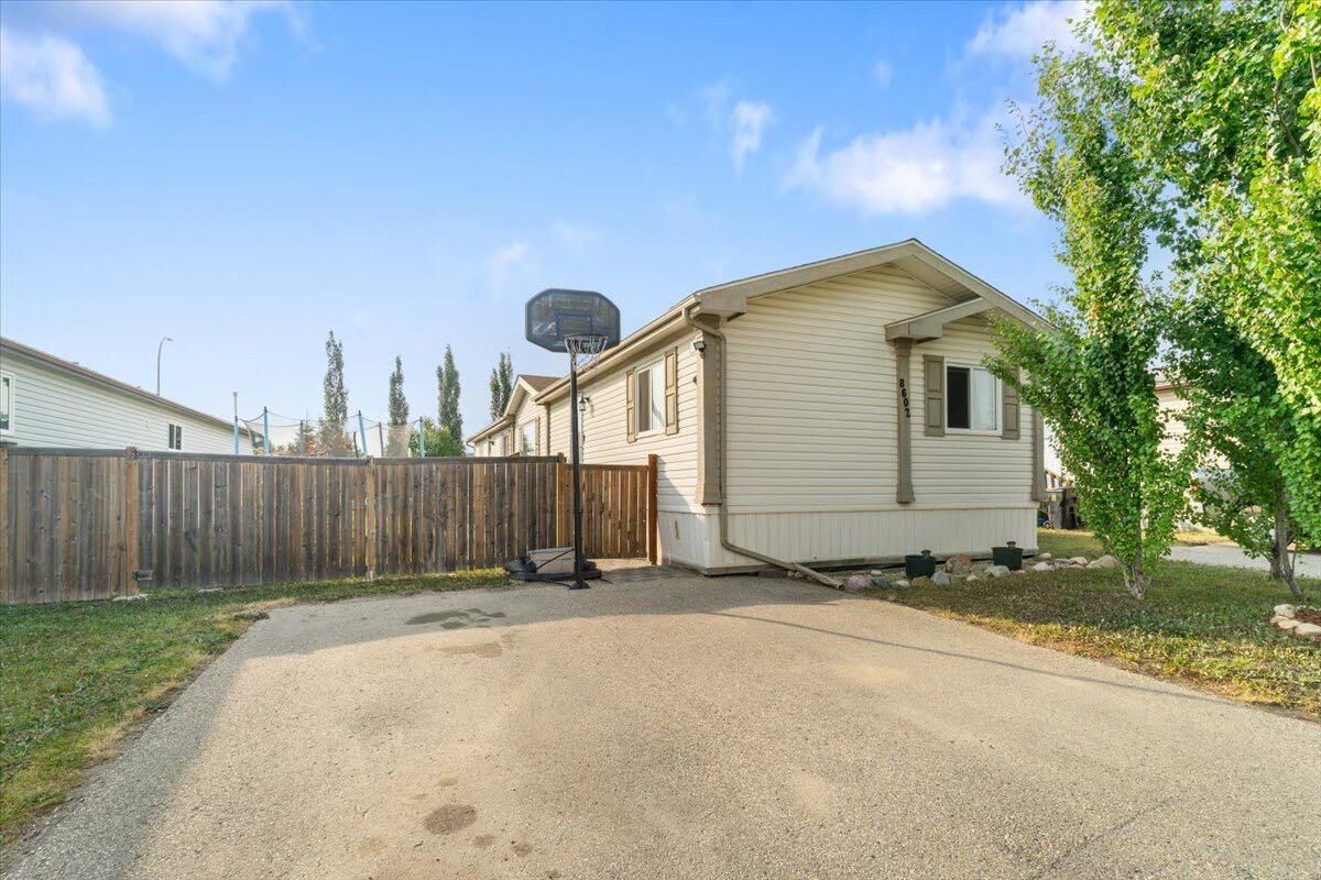 Property Photo:  8602 91 Street  AB T8X 1V6 