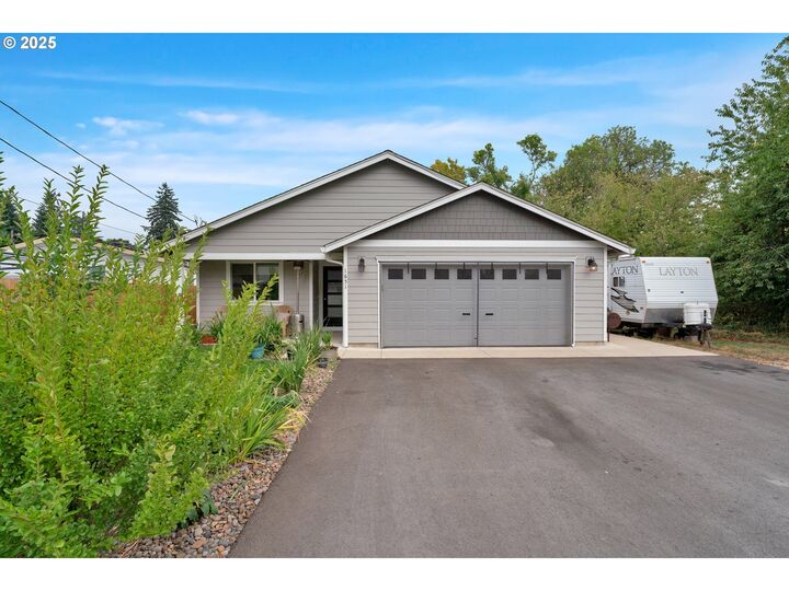 Property Photo:  1651 13th Ave  OR 97386 