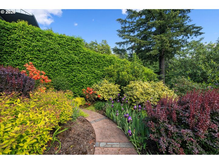 Property Photo:  3250 SW Donner Way Ct  OR 97239 