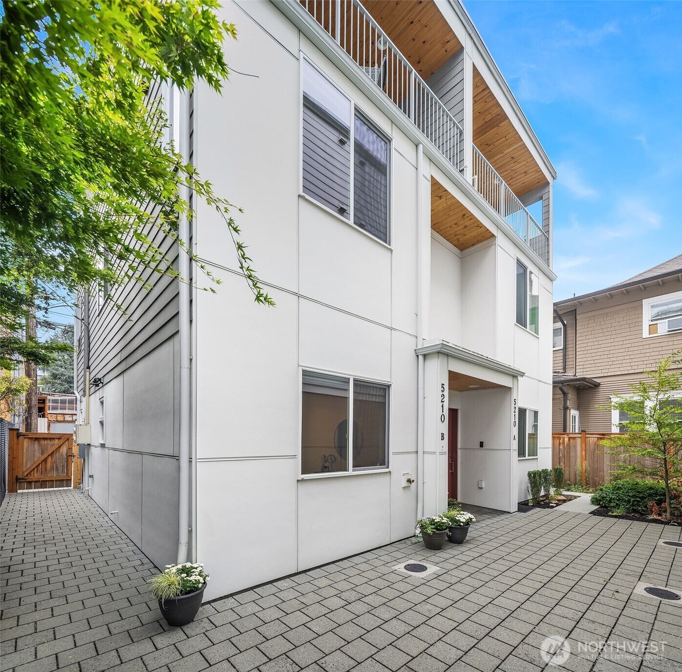 Property Photo: 5210 B Brooklyn Avenue NE WA 98105