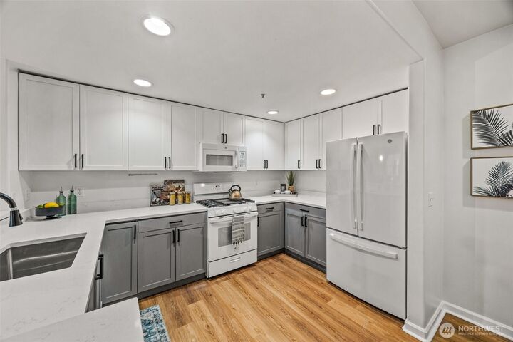 Property Photo:  4722  12th Avenue NE 203  WA 98105 