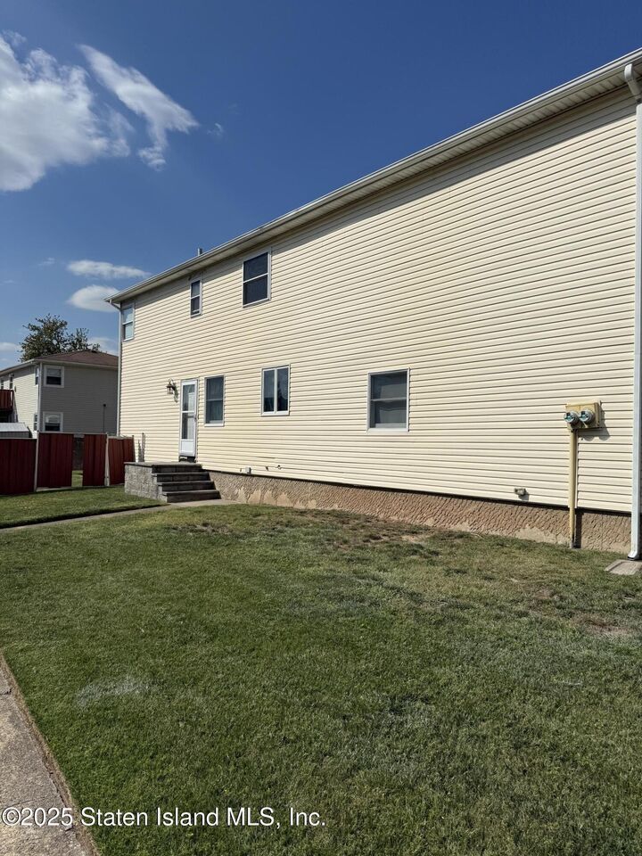 Property Photo:  182 Woodbine Avenue  NY 10314 