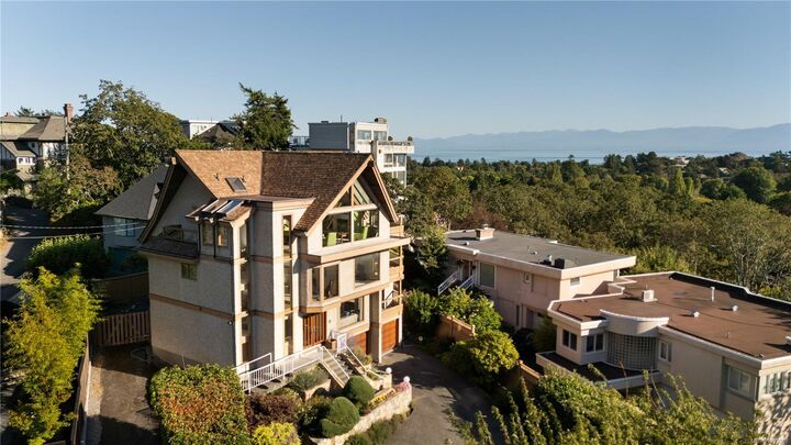 Property Photo:  711 Robleda Cres  BC V8S 3K6 