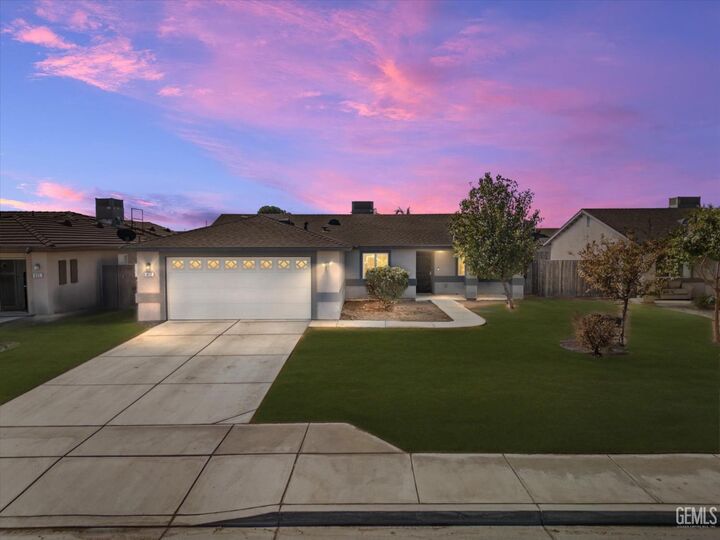 Property Photo:  417 Salazar Avenue  CA 93307 