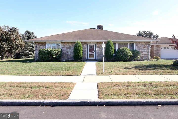 Property Photo:  814 E Oak Street  PA 17078 