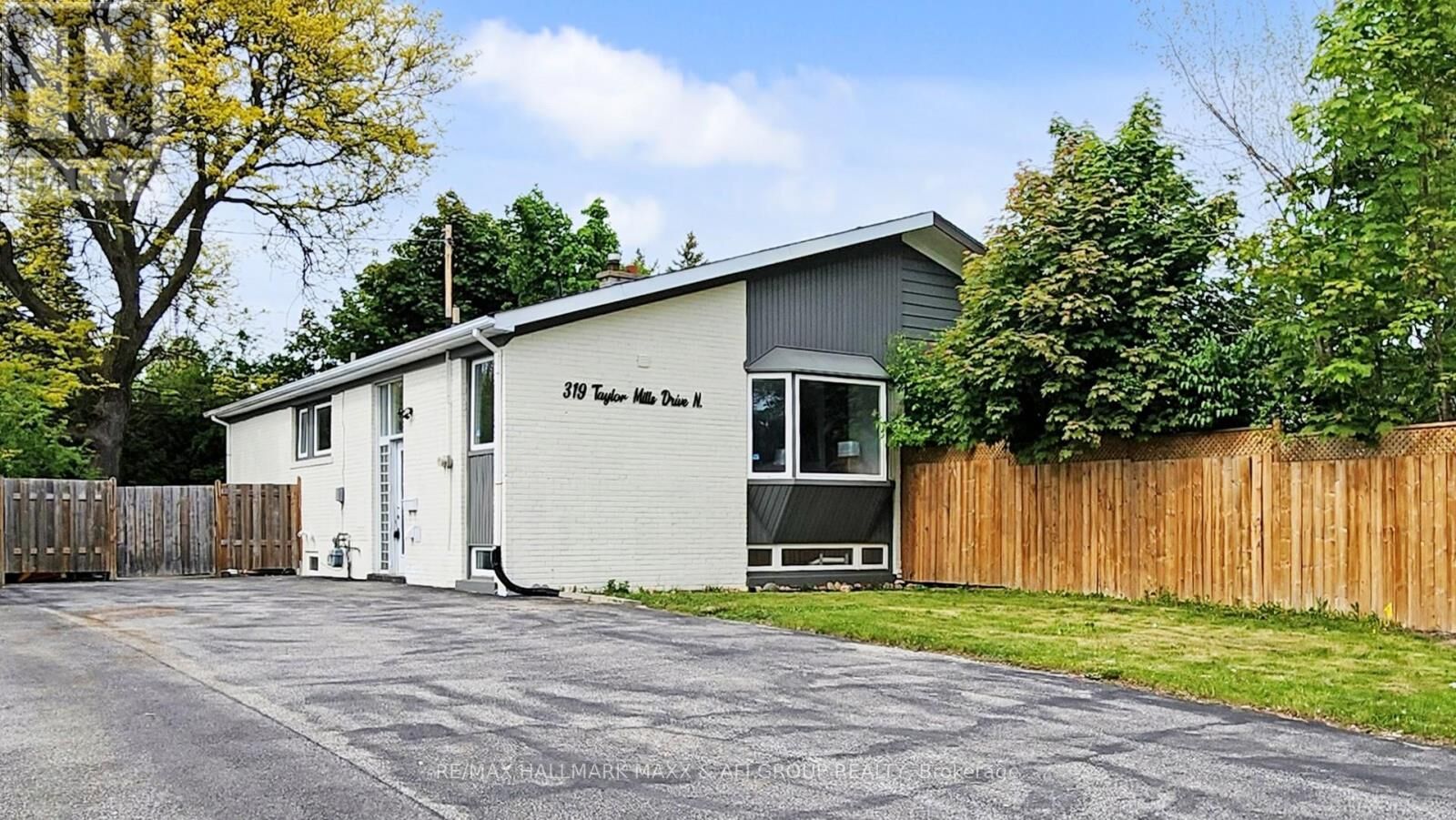 Property Photo:  319 Taylor Mills Drive North  ON L4C 2T8 