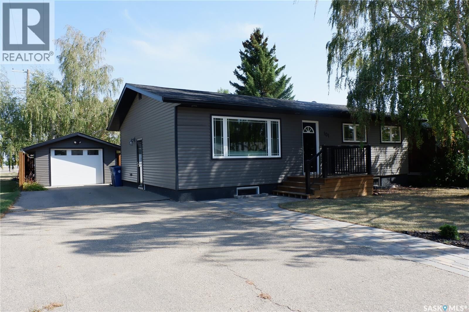 Property Photo:  101 Empire Place  SK S0H 0B0 