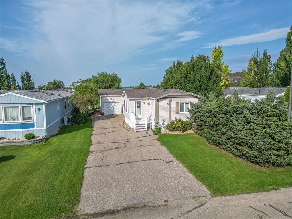 Property Photo:  654 Brentwood Village  MB R7B 4C3 