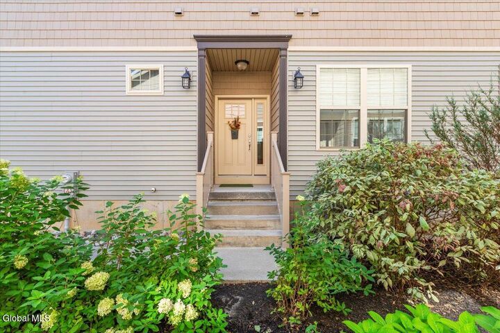 Property Photo:  10 Canterbury Lane  NY 12054 