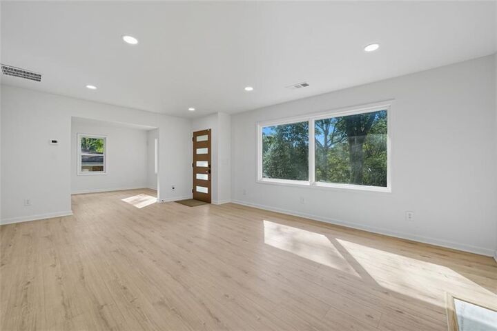 Property Photo: 2885 Dale Creek Drive NW GA 30318
