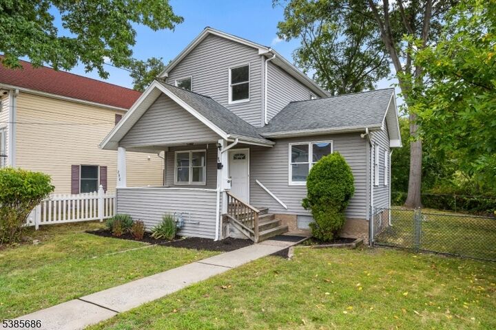 Property Photo:  250 Woodcliff Ave  NJ 07424 