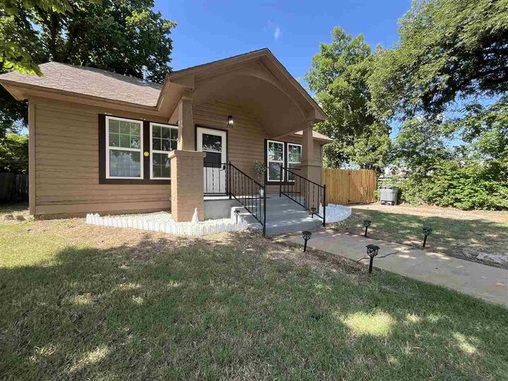 Property Photo: 209 NW Arlington Ave OK 73507