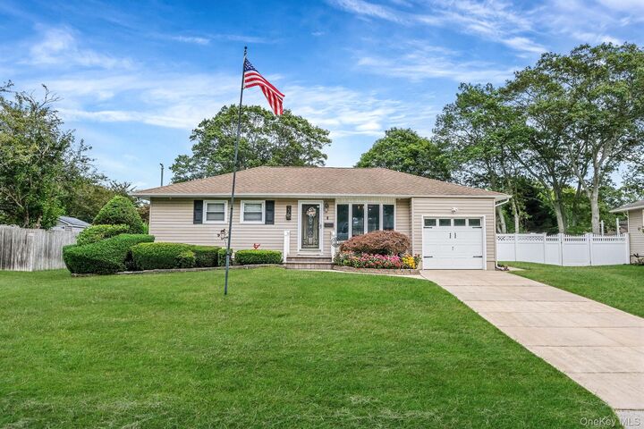 23 Bartley Lane  West Sayville NY 11796 photo
