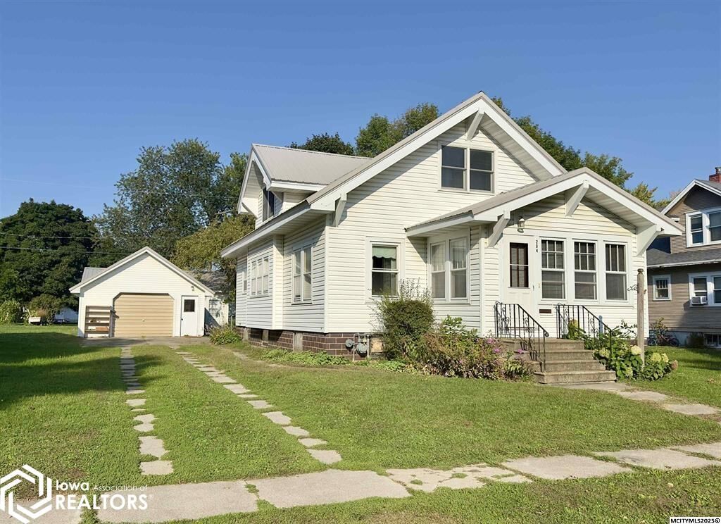 Property Photo:  204 11th Street N  IA 50459 