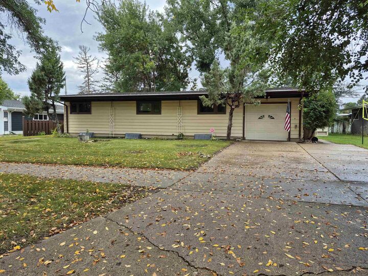 18 24th St SW  Minot ND 58701 photo