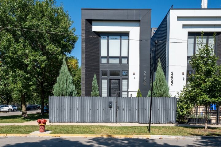 2456 W Ohio Street  Chicago IL 60612 photo