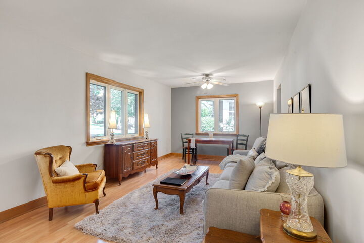 Property Photo:  827 N Walnut Avenue  IL 60004 