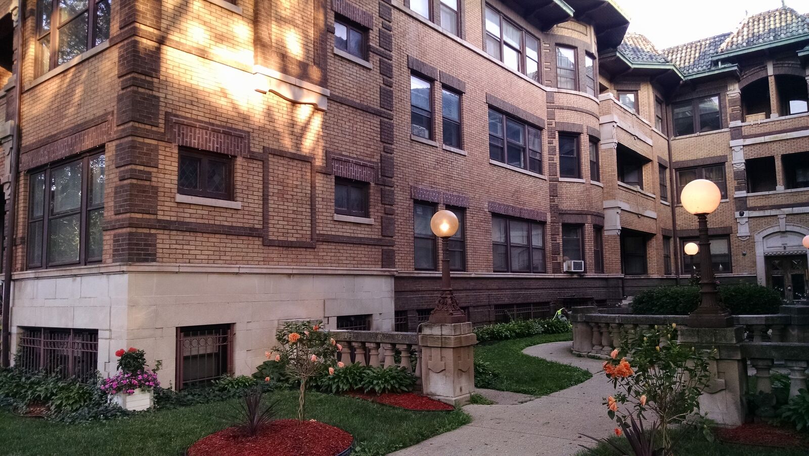 Property Photo:  947 E Hyde Park Boulevard 1  IL 60615 