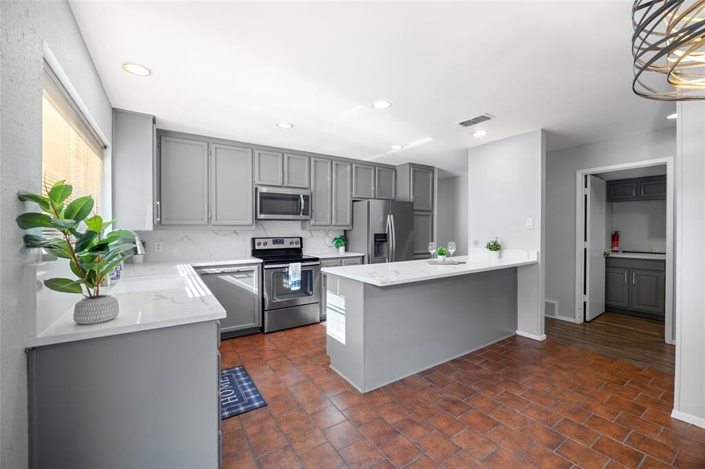 Property Photo:  2216 Winter Sunday Way  TX 76012 