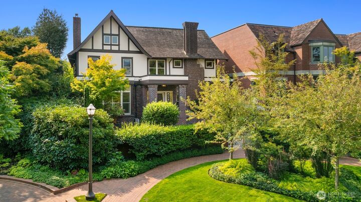 Property Photo: 718 E Aloha Street 10 WA 98102