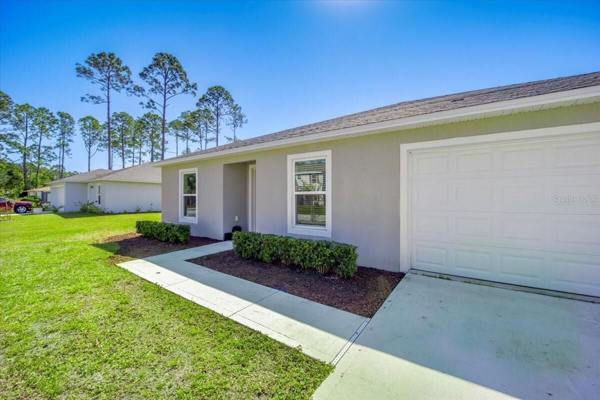 Property Photo: 10 Post Oak Ln FL 32164