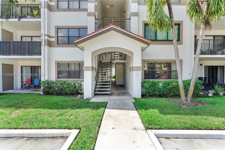 Property Photo: 540 S Park Rd 19-9 FL 33021