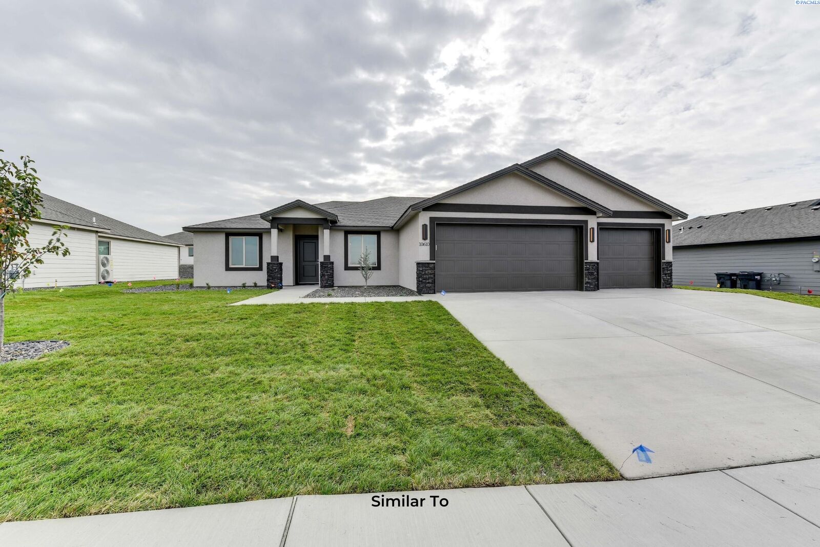 Property Photo: 1616 Castlewood Ct WA 98930