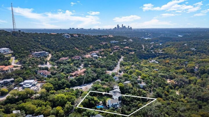Property Photo: 805 The High Road TX 78746