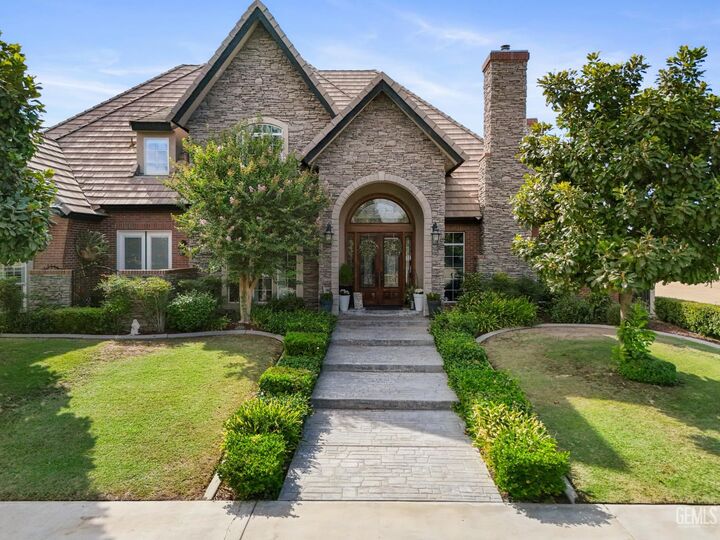 Property Photo: 7233 Fountain Valley Drive CA 93308