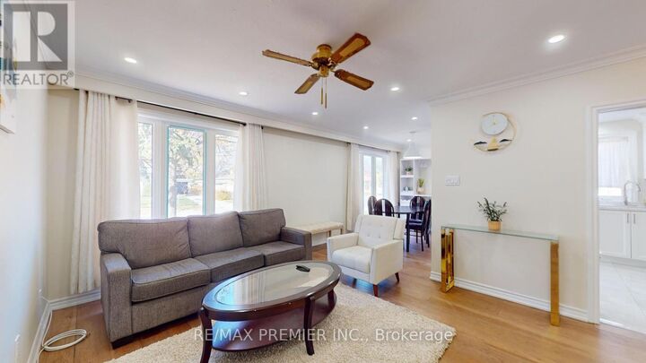 Photo de la propriété:  236 Thistle Down Boulevard  ON M9V 1K7 