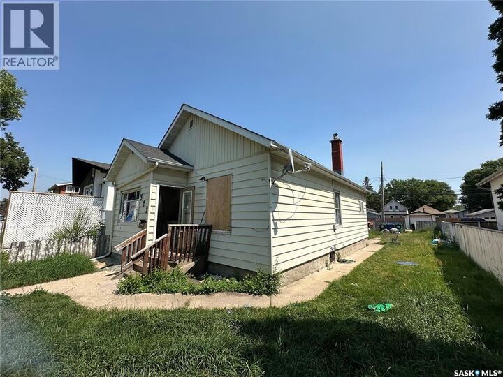 Property Photo:  322 H Avenue S  SK S7M 1W3 