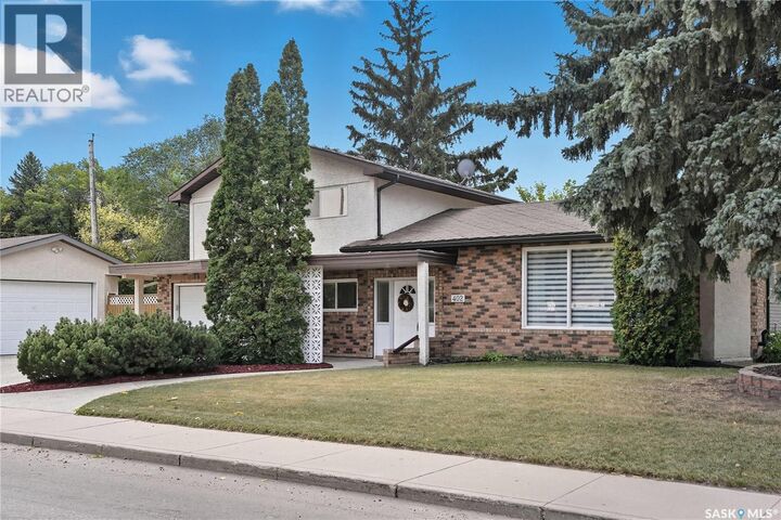 Property Photo:  402 Witney Avenue S  SK S7L 3M7 
