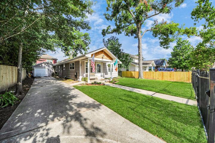 Property Photo:  1038 Lawrence Street  TX 77008 