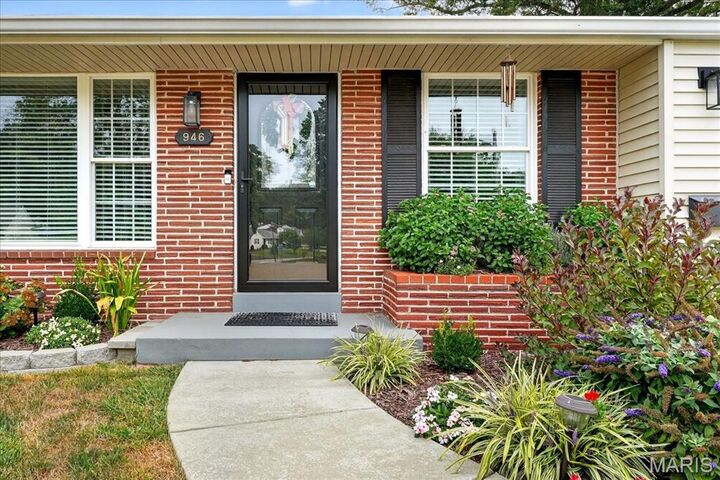 Property Photo:  946 Rochdale Drive  MO 63122 