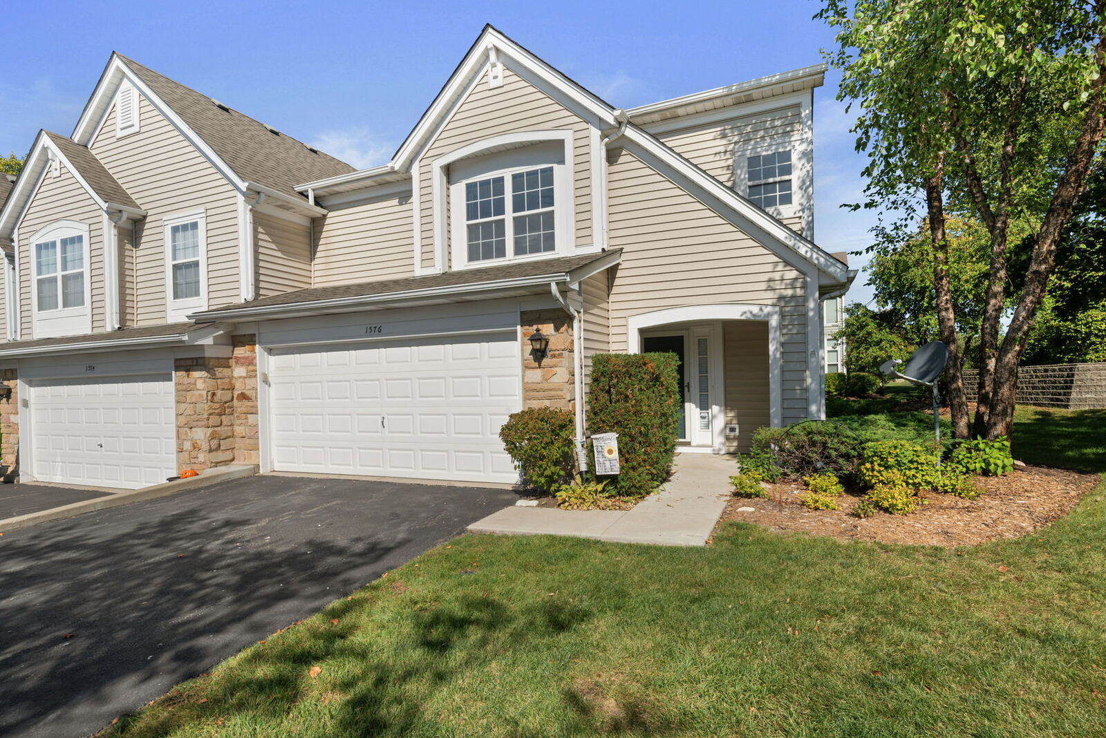 Property Photo: 1576 E Citadel Court IL 60067